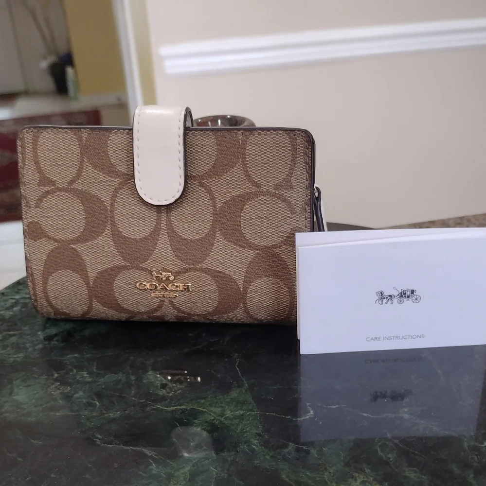 NWOT Coach Signature Medium Corner Zip Wallet